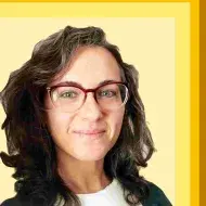Laureata con dottorato di ricerca e entusiasta dell'insegnamento, offre lezioni su materie scientifiche